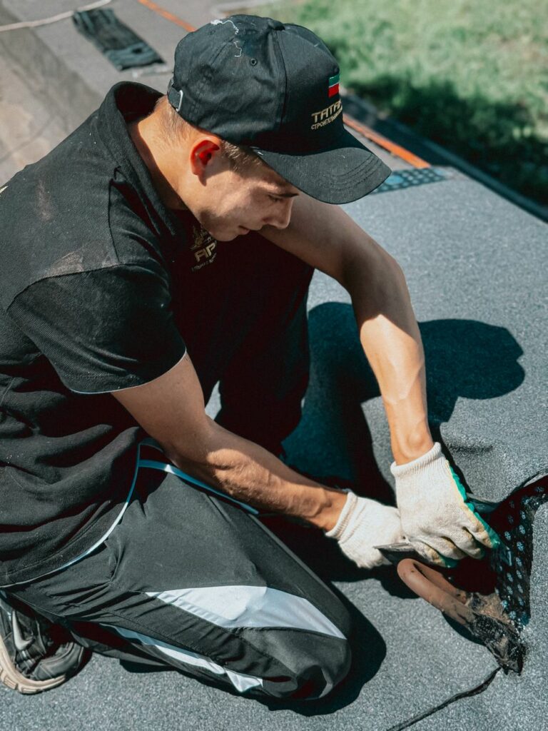 Hydroizolacja dachu płaskiego hali: TPO, EPDM czy papa?